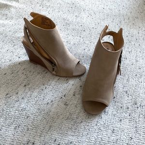 NWT Nude Wedges